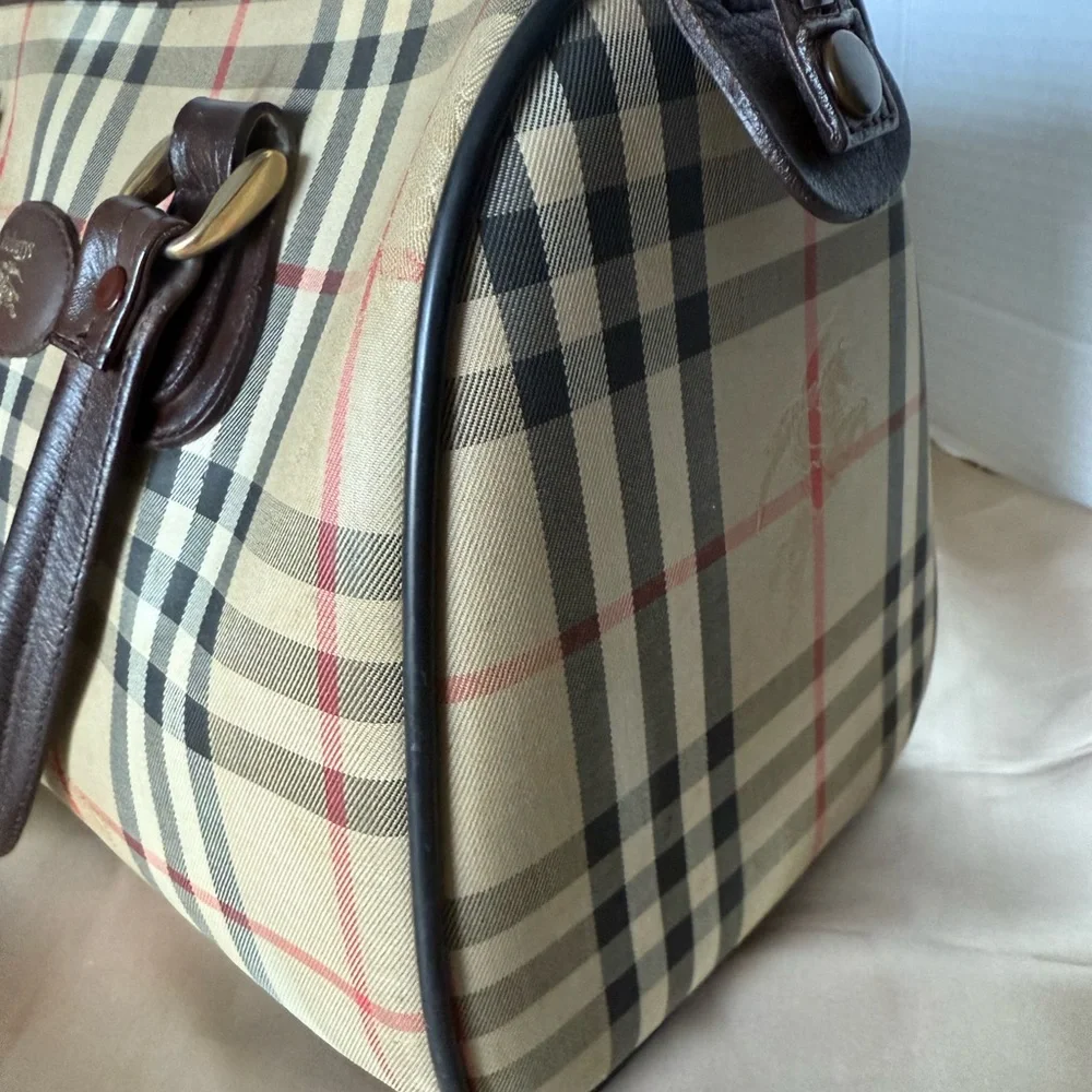 Burberry Boston Medium Size. - Picture 10 of 17